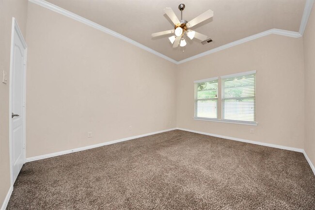 Building Photo - 122 Persimmon Dr