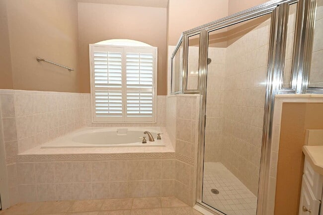 Building Photo - 2618 High Ridge Dr