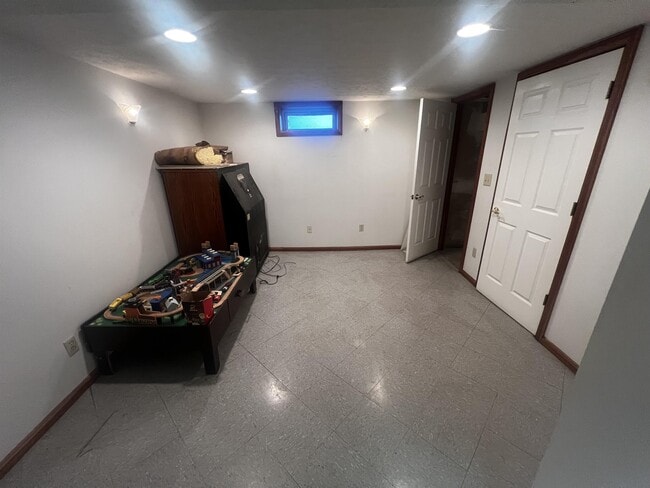 Building Photo - 230 S Circlecrest Dr
