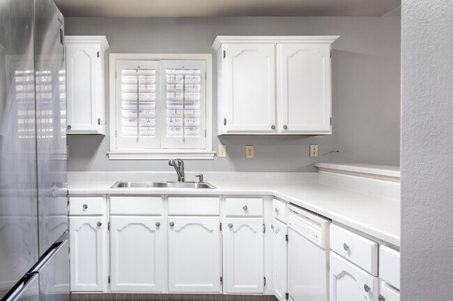 Building Photo - 312 Cambridge Loop