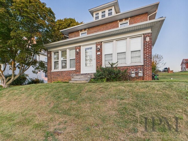 Primary Photo - Available Now! Charming 2 Bedroom, 1 Bath ...