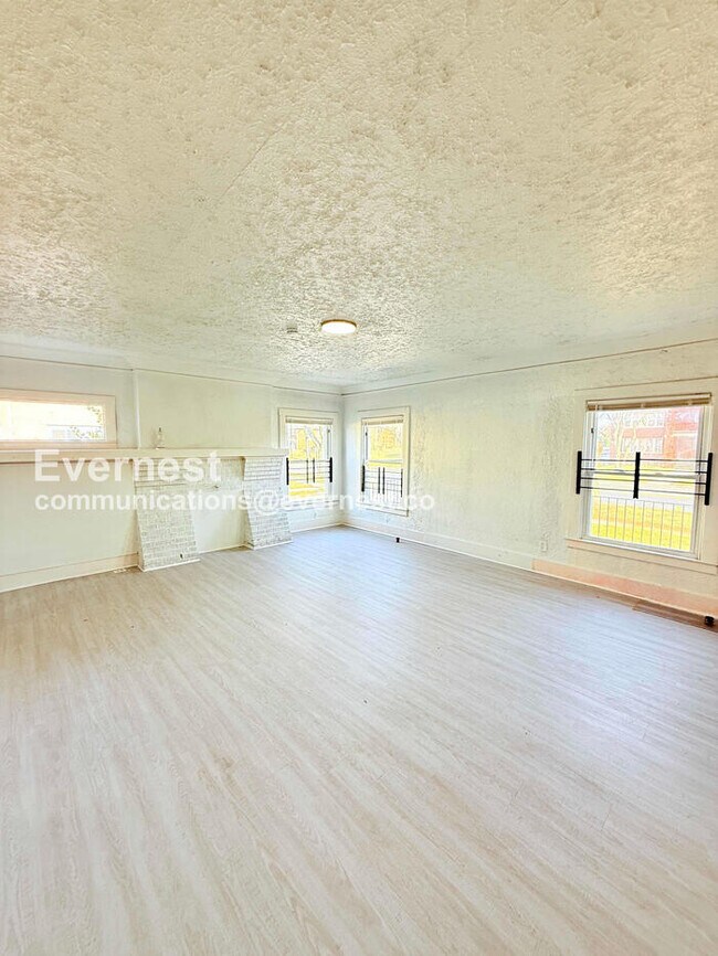 Building Photo - 3 Bed/1 Bath Home with Laundry Hookups / Pet-Friendly / Vouchers Accepted / Available Soon!