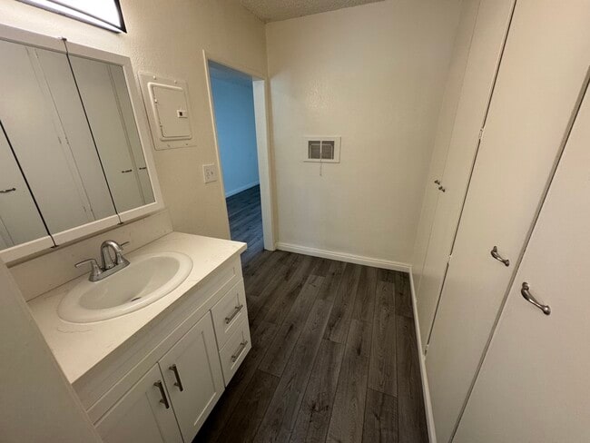 Building Photo - 3920 Redondo Beach Blvd