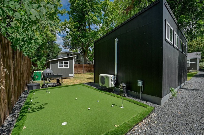 Building Photo - Unbelievable Brentwood Home + Separate Hom...