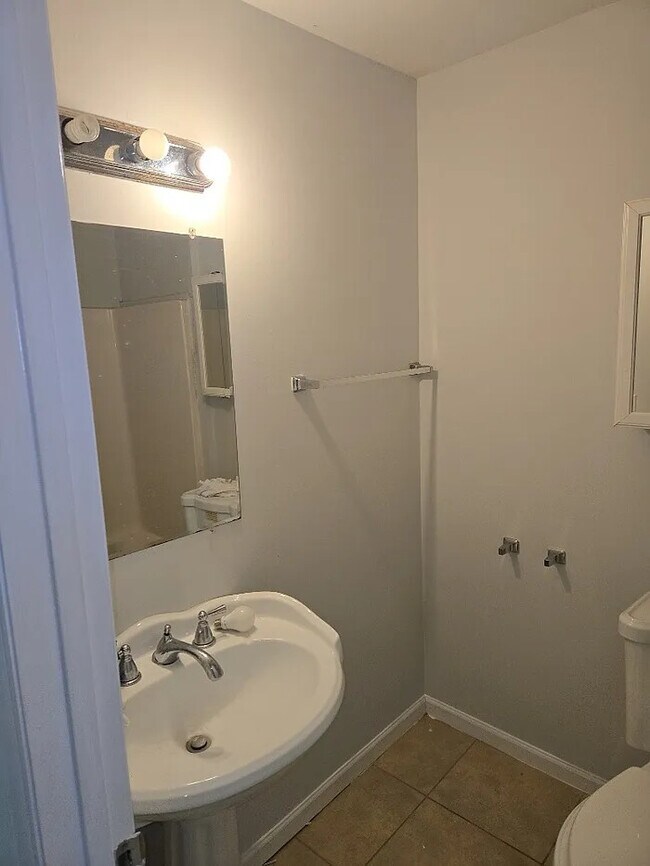 Building Photo - 3 Bedroom 2.5 Bathroom