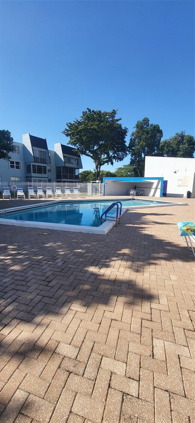 Building Photo - 9070 Lime Bay Blvd