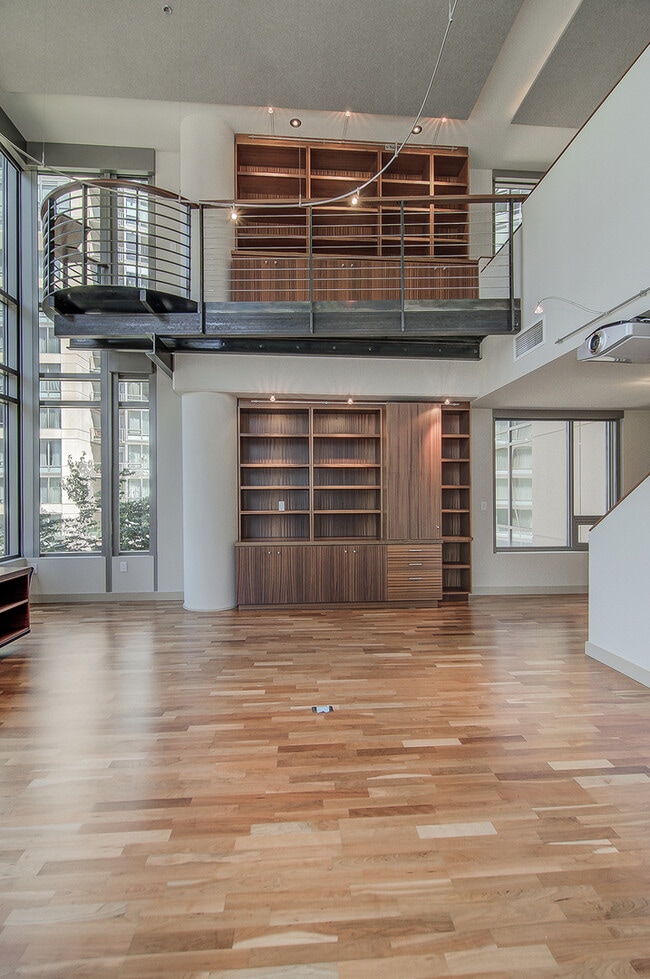 Building Photo - Great 2bd/2ba modern town home located in the center of South Lake Union W/S/G and ( 2) parking s...