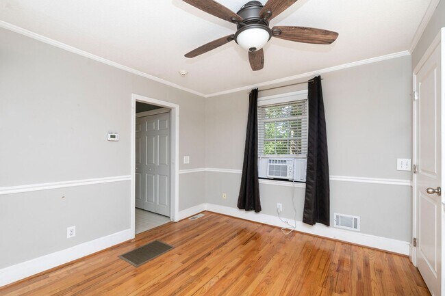 Building Photo - Beautiful rental full of character and charm located in The Avenues of Cayce! Close to USC!