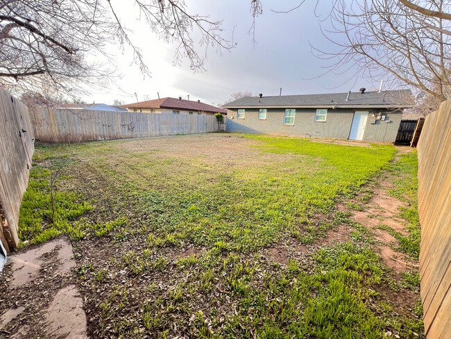 Building Photo - 216 S Bristow Ave