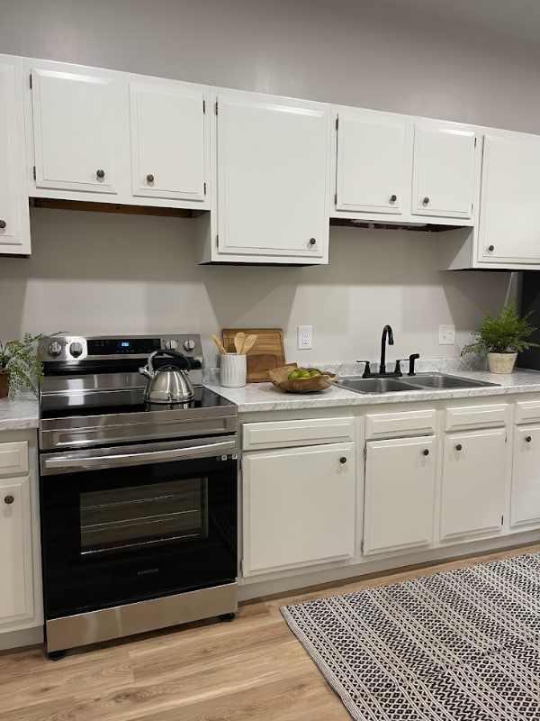 Building Photo - 410 W Maple St