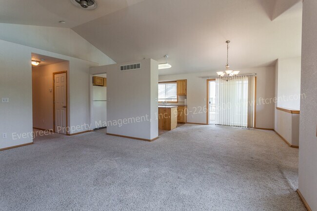 Building Photo - Fantastic 3 Bedroom, 2 bath Condo in SE Fo...