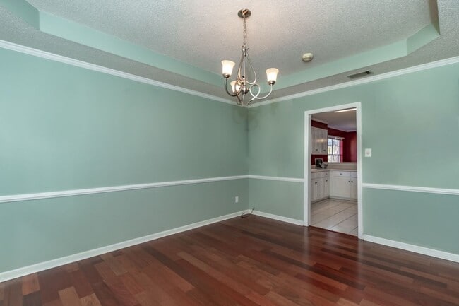 Building Photo - Beautiful 4 Bedroom, 2 Bath home with Large Yard