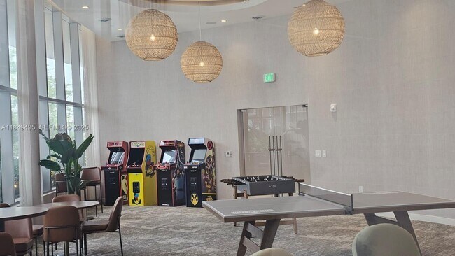 Building Photo - 700 NE 24th St