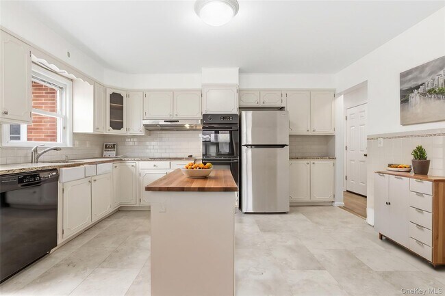 Building Photo - 222 Park Ave E