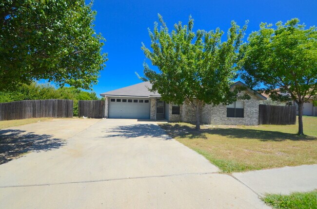 Building Photo - AMAZING 4 BED/ 2 BATH HOME IN WESTERN HILL...