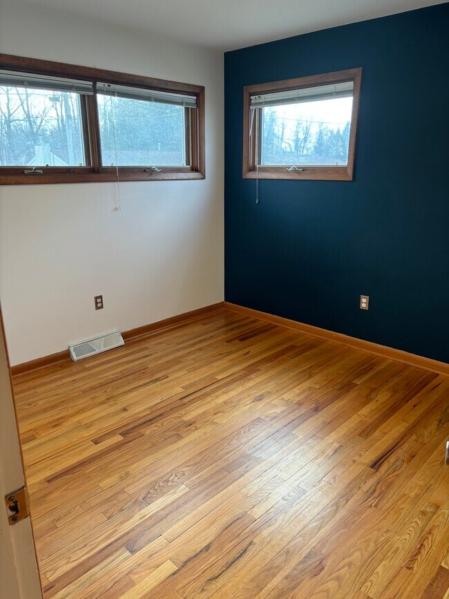 Building Photo - 8 Sebring Ave