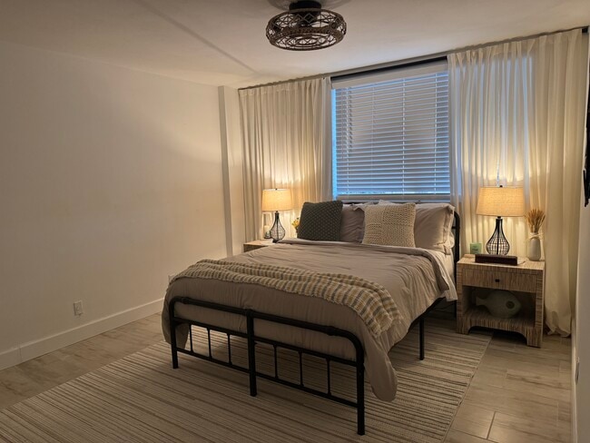 Building Photo - 1050 Hillsboro Mile