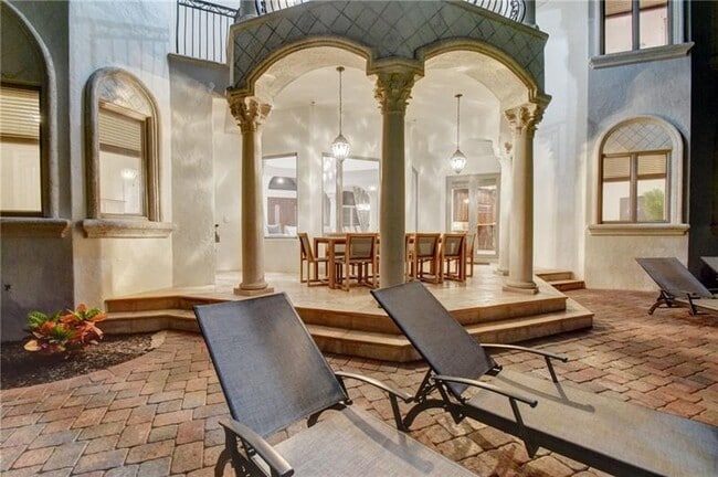 Building Photo - 1320 S Lakeside Dr