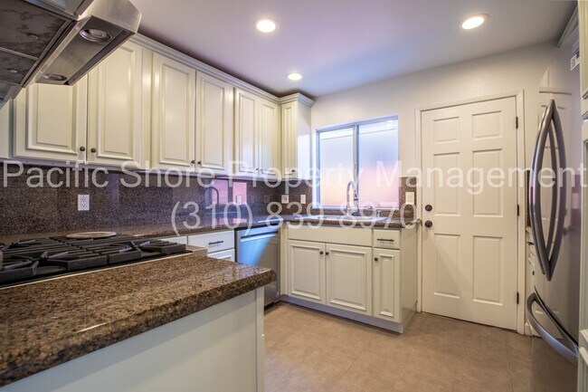 Building Photo - Updated 3-Bedroom First-Floor Condo in Prime Santa Monica Location