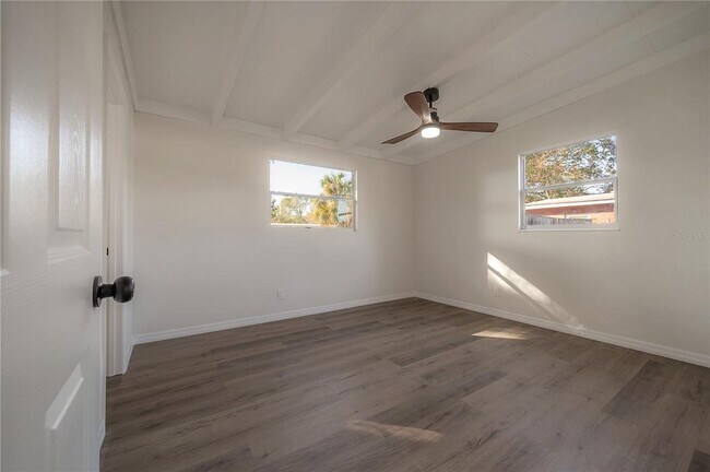 Building Photo - 4002 W Fairview Heights