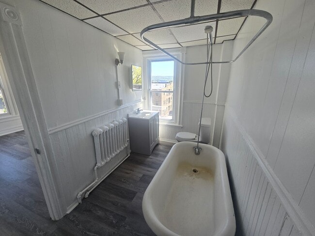 Building Photo - 450 Maple St