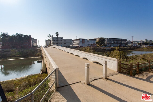 Building Photo - 4250 Vía Dolce