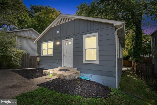Building Photo - 906 Elfin Ave