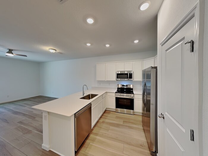 Building Photo - 610 Holly Lks Dr