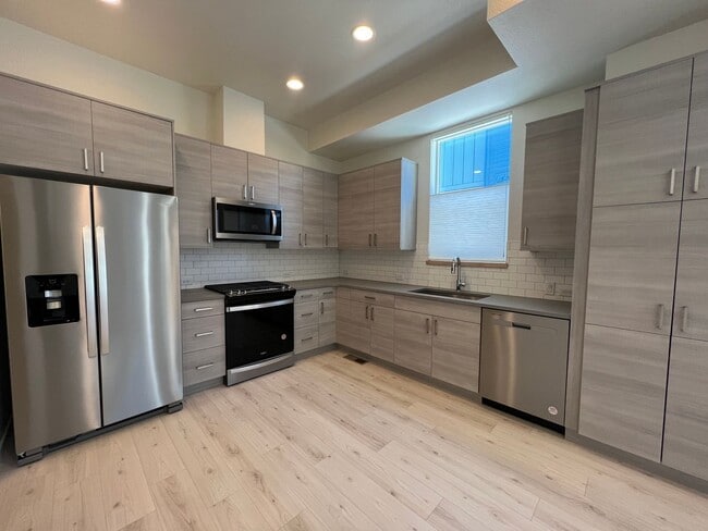 Building Photo - Modern 3B/4B Condo- Available June 10th