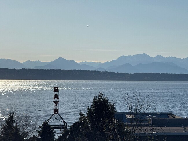 Building Photo - Stunning 4 Bed 4 Bath Home Steps from Golden Gardens in Ballard with MIL Suite
