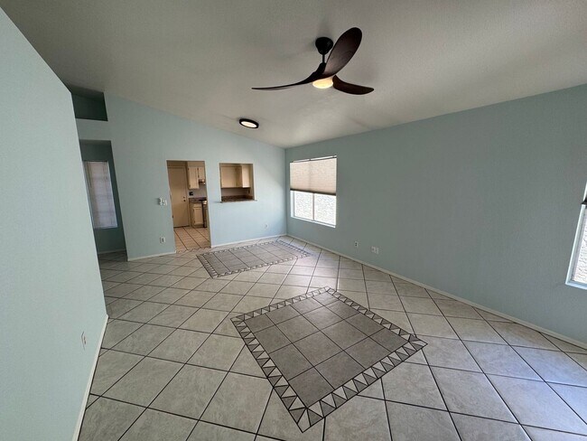 Building Photo - 1119 N Carriage Ln