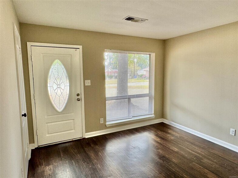 Building Photo - 114 Till Ct