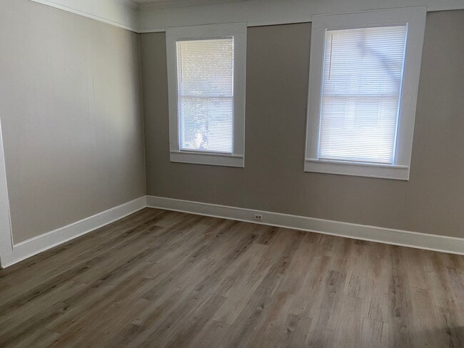 Building Photo - ***4 Bedroom / 1 Bathroom Home for Rent in...
