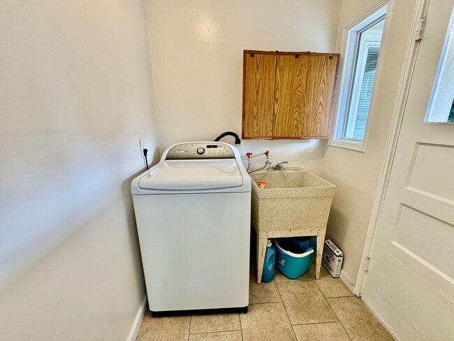 Building Photo - Remodeled 3Bed/2Bath Home in San Leandro –...