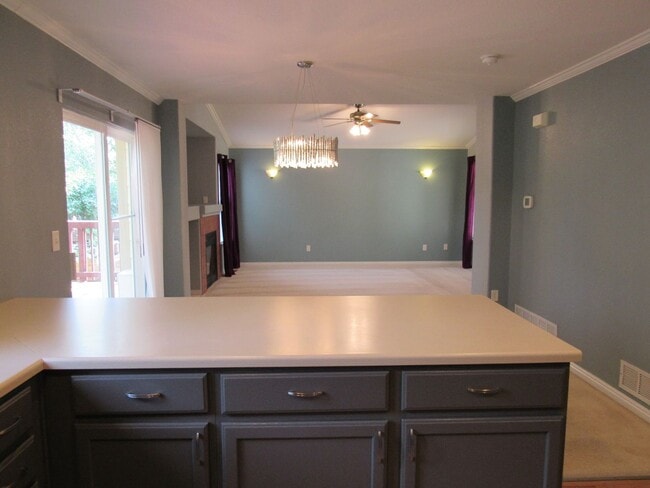 Building Photo - Bright and well maintained 4 bed, 3 bath h...