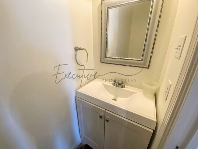 Building Photo - Updated 2-Bed Townhouse Steps from McNeese...