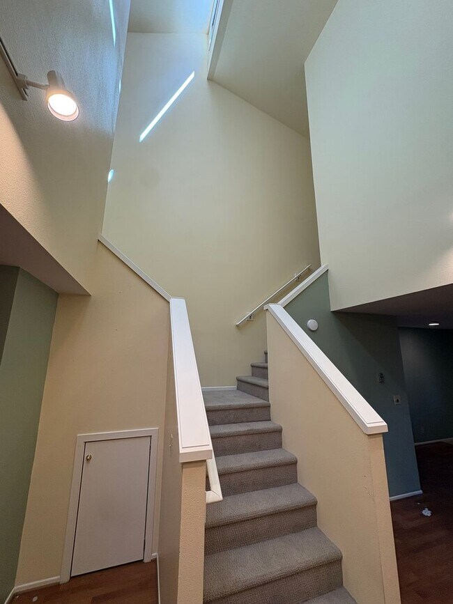 Building Photo - 2 Bed/2.5 Bath Townhome with Garage, Pool and Tennis Court