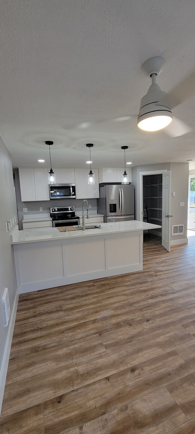 Building Photo - 407 SE 117th Ave