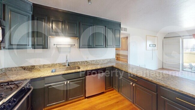 Building Photo - 812 S Langley Ave