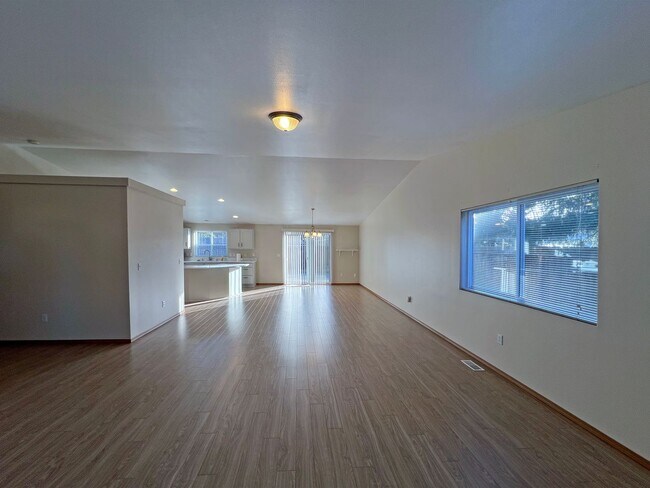 Building Photo - Price Drop!-Exceptional 2200 sq ft Three Bedroom 2 Bath Rambler in Fed Way - with A/C