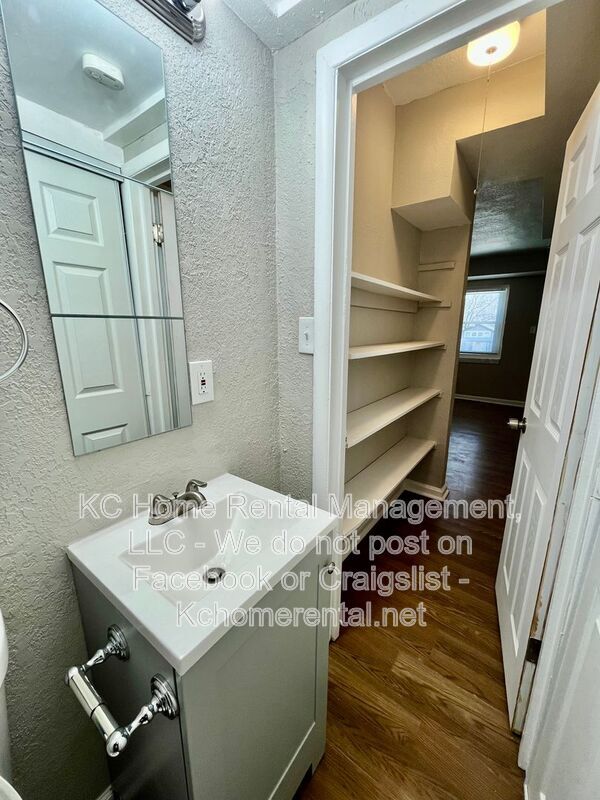 Building Photo - 4042 Paseo Blvd