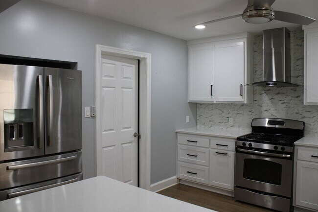 Building Photo - 1404 Woodside Dr W