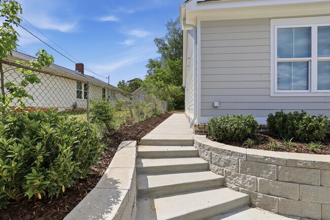 Building Photo - 705 Woodmore Ln