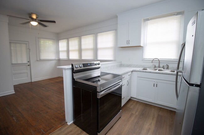 Building Photo - 1213B Suber Street – Stylish, Comfortable ...