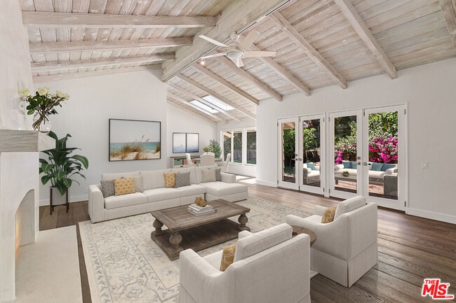 Building Photo - 3933 Mandeville Canyon Rd