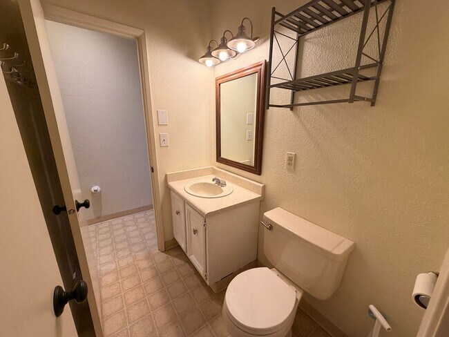 Building Photo - Large (5) bedroom home in a well established Anchorage neighborhood!