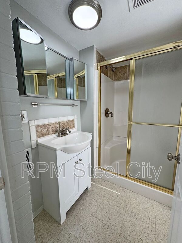 Building Photo - 1626 E Routt Ave