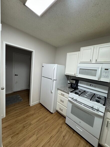 Kitchen - 3705 S George Mason Dr