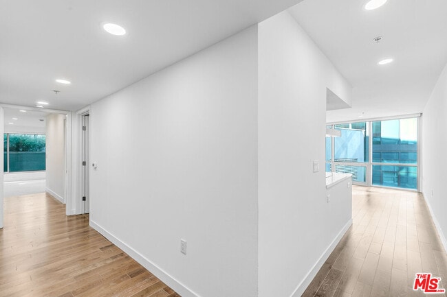 Building Photo - 901 Flower St