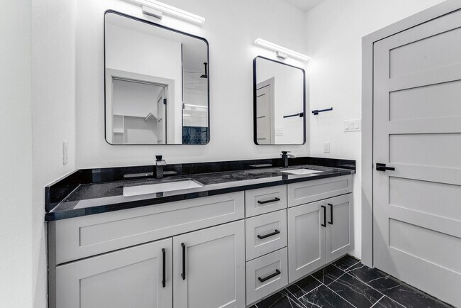 Building Photo - 90 Piping Rock Pl
